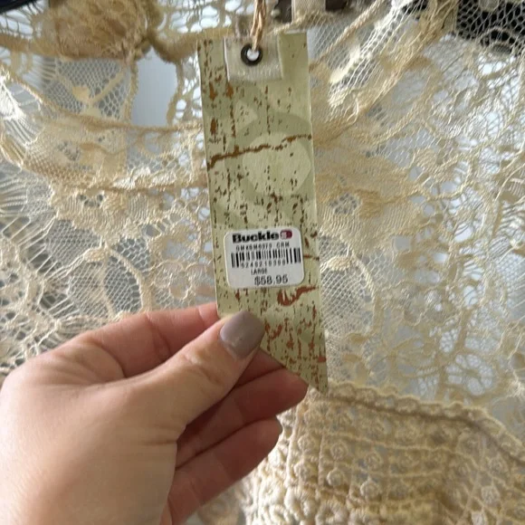 Buckle gimmicks cold shoulder top - Picture 5 of 7